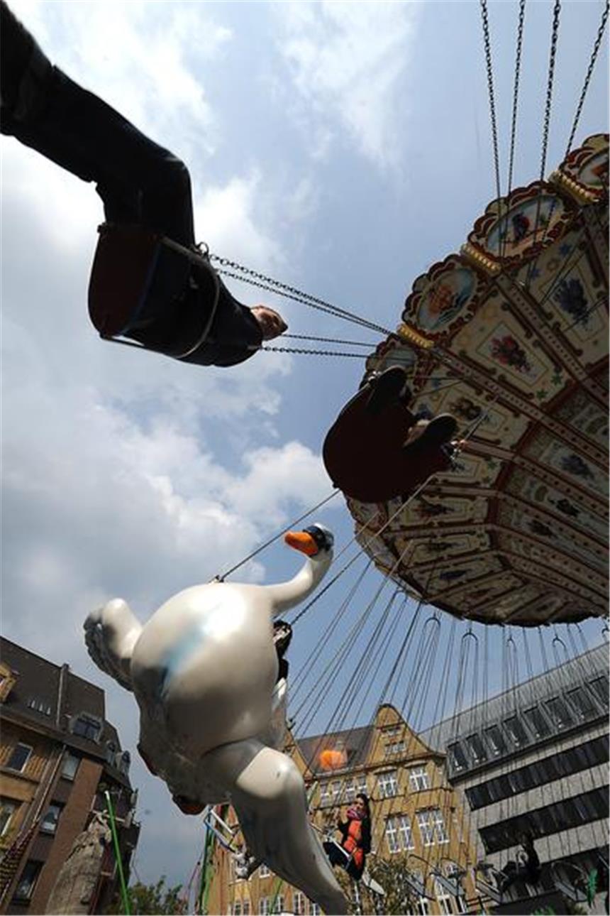 Kirmes in Castrop - Das sagen Befürworter und Kritiker Ein schöner Schwan oder ein sterbender? Noch gibt es zwei Mal pro Jahr eine Kirmes in der Castroper Altstadt.