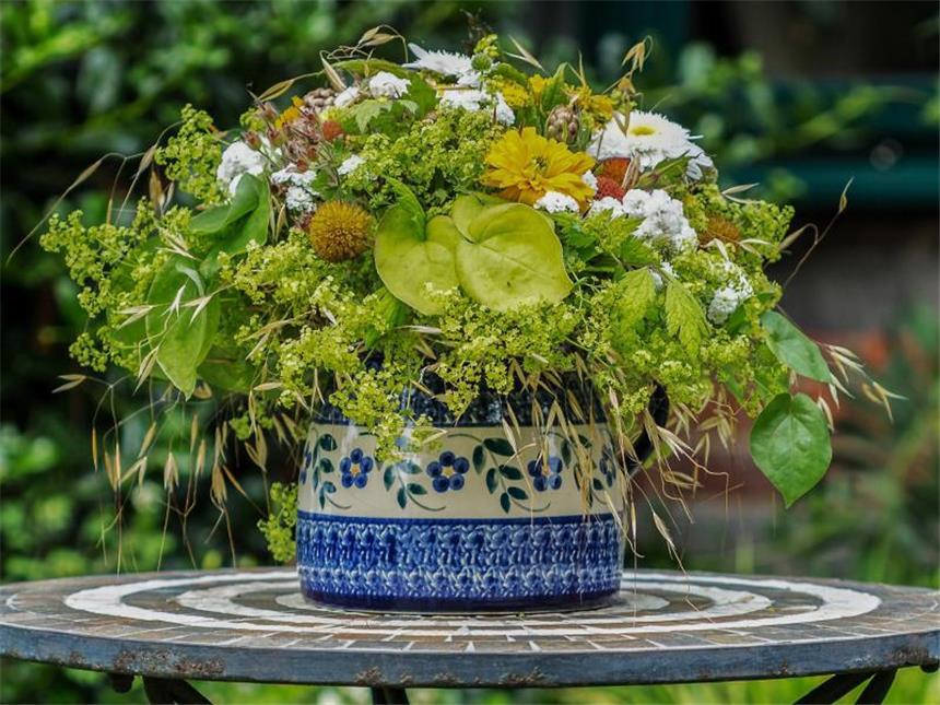 Frisch aus dem Garten: Blumen für den Frühlingsstrauß Ein schöner Strauß aus dem eigenen Garten: Mit Frauenmantel lässt er sich üppig gestalten. Foto: GMH/Andreas Meyer