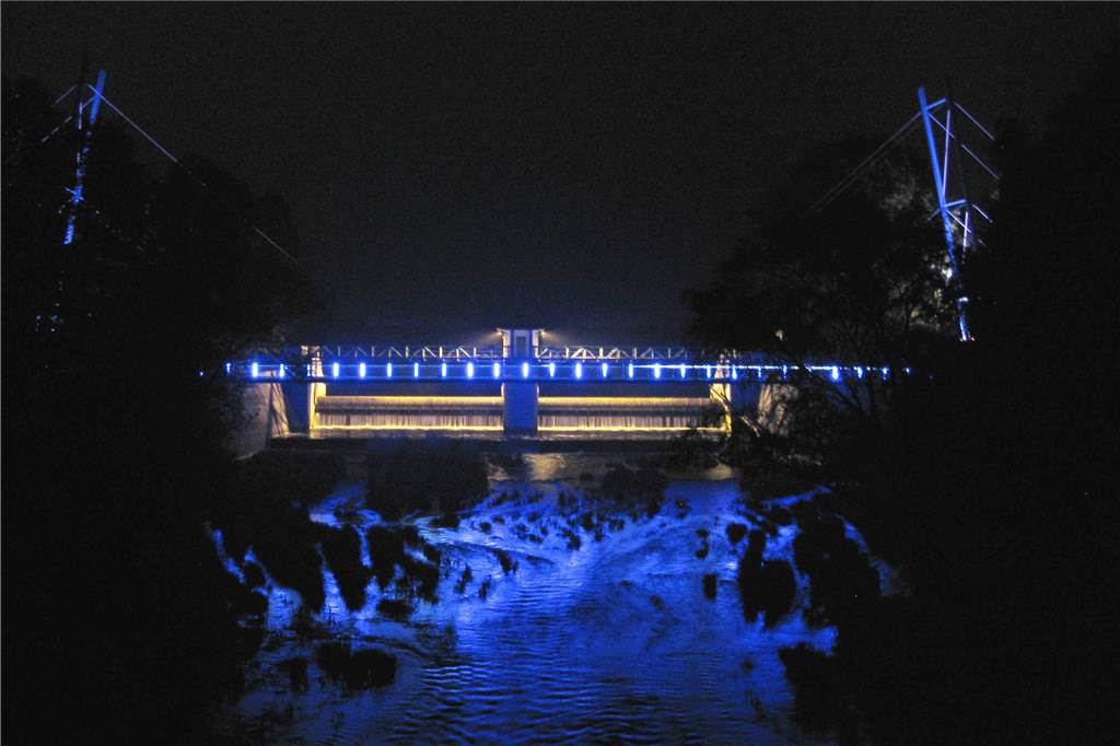 Halterns marode „Blaue Brücke“ hat keine Doppelgänger, aber viele Macken Ein schönes blau-weißes Farbenspiel: Die Steverbrücke bei Nacht.
