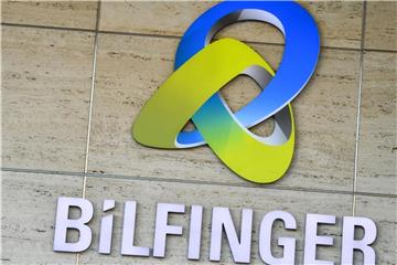 Ein Schriftzug des Industriedienstleisters Bilfinger hängt am Stammsitz des Unternehmens. Foto: Uwe Anspach/Illustration