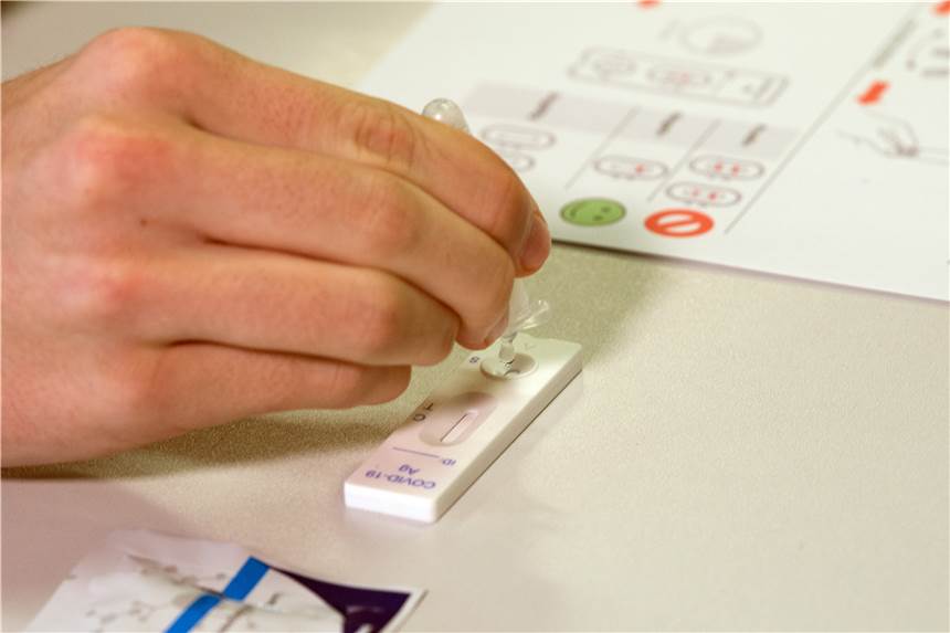 Coronatests: Schwerter Schulen sind auf Testpflicht vorbereitet Ein Schüler führt einen Corona-Schnelltest durch. Ab nächster Woche gilt eine Testpflicht an Schulen.