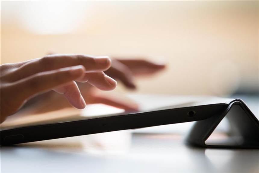 Ein Schüler tippt auf einem Tablet. Tablets und Computer sowie Spiele für Konsolen stehen bei Kindern hoch im Kurs. Foto: Rolf Vennenbernd