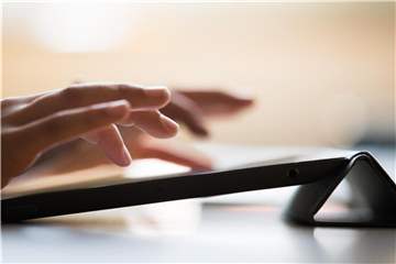 Ein Schüler tippt auf einem Tablet. Tablets und Computer sowie Spiele für Konsolen stehen bei Kindern hoch im Kurs. Foto: Rolf Vennenbernd