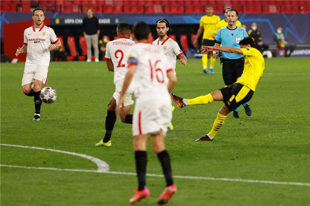 Von der Sackgasse in den Mittelpunkt: Dahoud vor wegweisender BVB-Saison Ein Schuss mit Folgen: BVB-Spieler Mahmoud Dahoud erzielt gegen Sevilla das zwischenzeitliche 1:1.