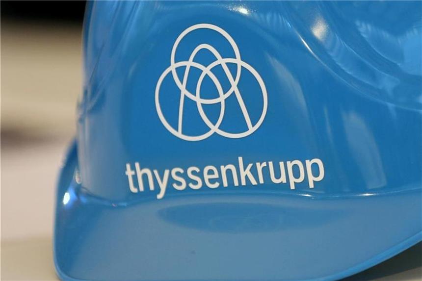 Ein Schutzhelm mit dem ThyssenKrupp-Logo. Foto: Roland Weihrauch