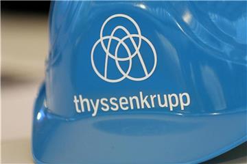 Ein Schutzhelm mit dem ThyssenKrupp-Logo. Foto: Roland Weihrauch