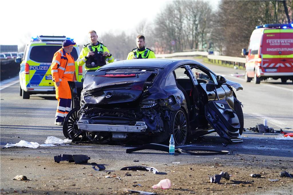 Pkw überschlägt sich und landet im Graben Ein schwarzer Mercedes war am Unfall beteiligt.