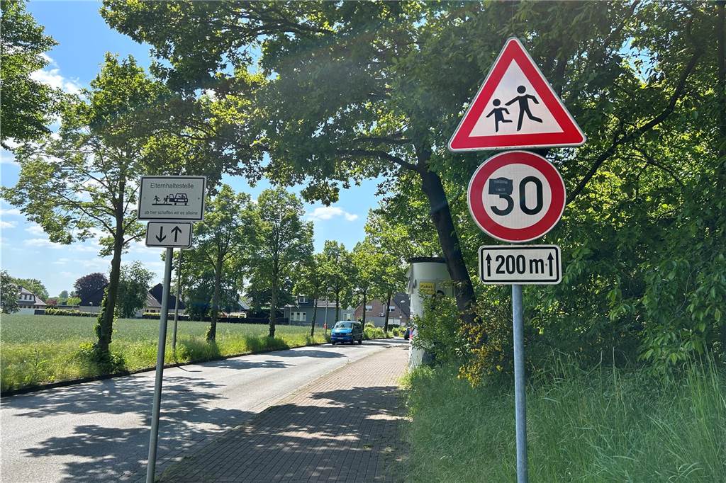 Drei „Baustellen“ an der Glück-Auf-Straße: Stadt reagiert schnell Ein schwarzer Sticker hat das Tempo-30-Schild nahe der Albert-Schweizer-Schule beinahe unkenntlich gemacht. Den Aufkleber hat die Stadt mittlerweile beseitigt.