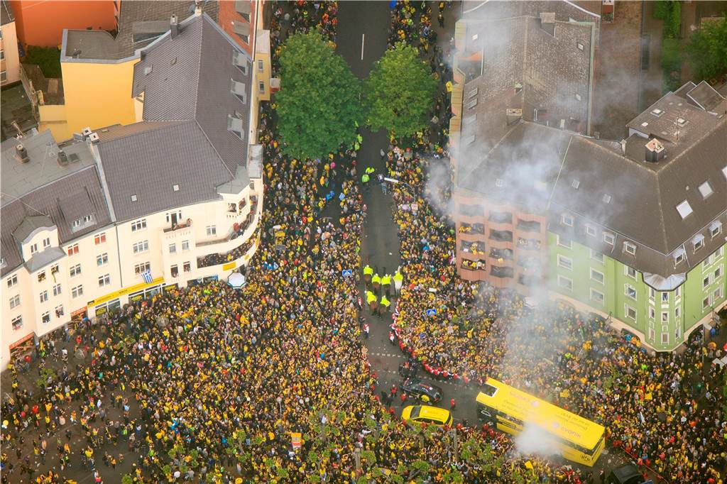 Public Viewing und Korso: Hoffnung auf „BVB-Festtag“ zum Champions-Finale Ein Luftbild vom Borsigplatz in Dortmund während einer Meisterfeier des BVB.