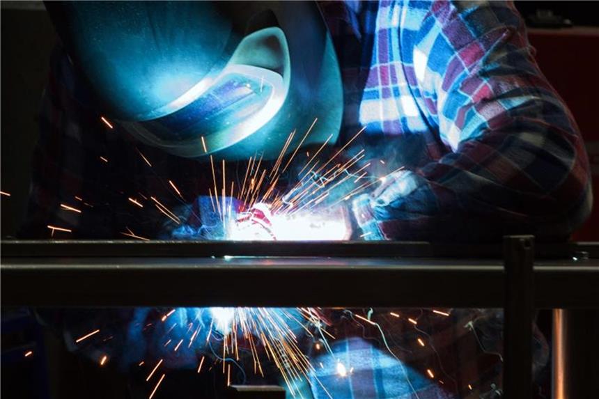 Maschinenbau: Arbeitskräftemangel behindert Produktion Ein Schweißer bei der Arbeit: Der Arbeitskräftemangel belastet zunehmend Deutschlands Maschinenbauer. Foto: Klaus-Dietmar Gabbert