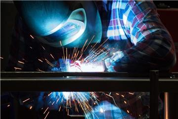 Ein Schweißer bei der Arbeit: Der Arbeitskräftemangel belastet zunehmend Deutschlands Maschinenbauer. Foto: Klaus-Dietmar Gabbert