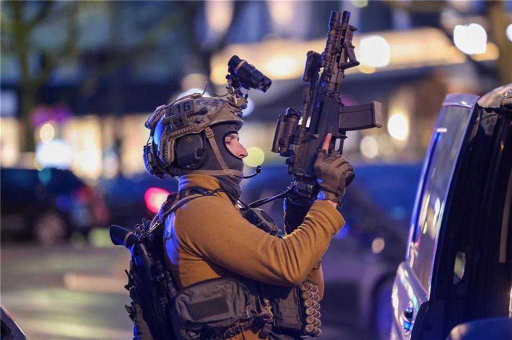 Schüsse in Berlin-Charlottenburg: Mindestens zwei Verletzte Ein schwer bewaffneter Polizist ist in Berlin-Charlottenburg im Einsatz. Foto: Gerald Matzka/dpa