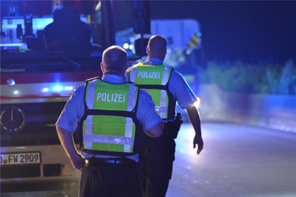 Ein schwerer Autounfall mit sechs mehr oder weniger schwer verletzten Personen ereignete sich in der Nacht zu Samstag im nördlich des Autobahnkreuzes Castrop-Rauxel-Ost.