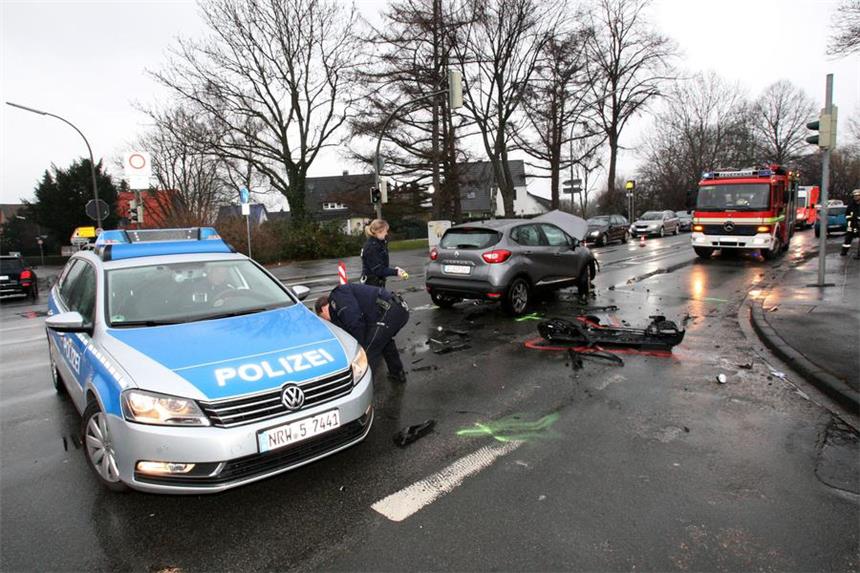 Zwei Verletzte bei Verkehrsunfall - 30.000 Euro Schaden Ein schwerer Unfall ereignete sich am Samstagnachmittag an der Zillestraße.