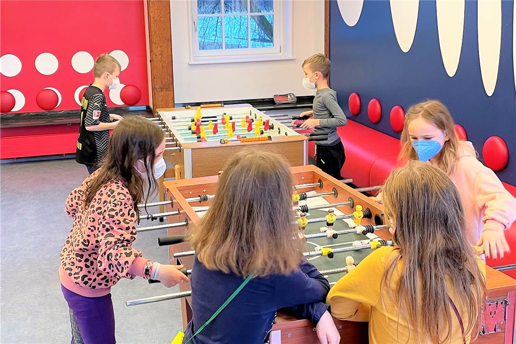 Coronafreie Skifreizeit – mutige Grundschule in Dortmund wird belohnt Ein Schwimmbad und ein Freizeitraum, unter anderem mit Kickern, sorgten abseits der Piste für viel Abwechslung.