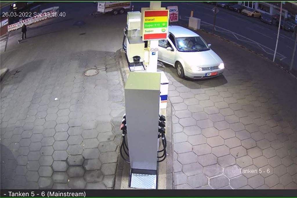 Mit Video: Tankstelle in Werne erlebt besonders dreisten Tankbetrug Ein Screenshot aus den Aufnahmen der Sicherheitskameras der Elan-Tankstelle zeigt das abgeklebte Kennzeichen des Autos, während es getankt wird.
