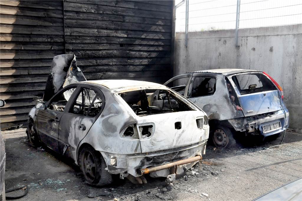 Zwei Autos vor Holzhalle ausgebrannt: War ein Feuerteufel am Werk? Ein Seat und ein Fiat standen am frühen Mittwochmorgen (30.3.) in Wandhofen in Flammen.
