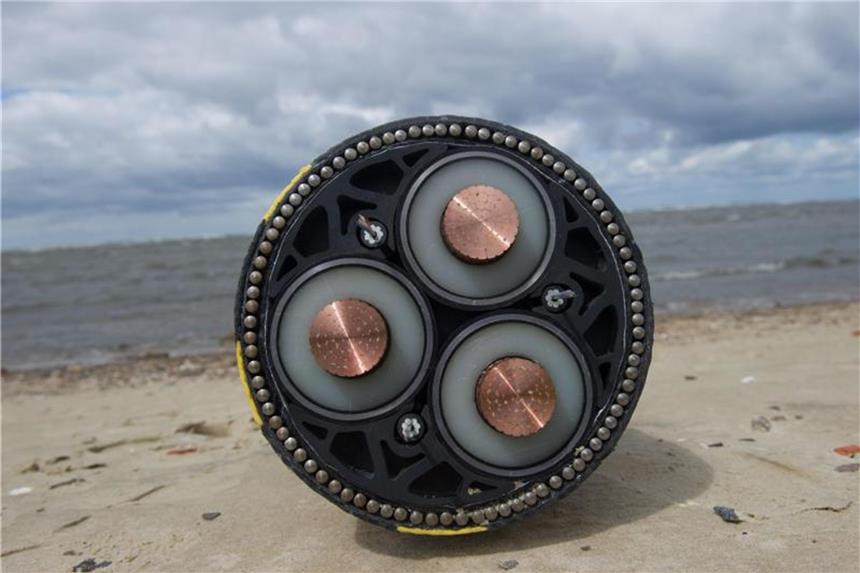Russische U-Boote haben Datenkabel im Nordatlantik im Visier Ein Seekabel vor der Verlegung: Angeblich interessieren sich russische U-Boote für die wichtigen internationalen Datenkabel. Foto: Stefan Sauer