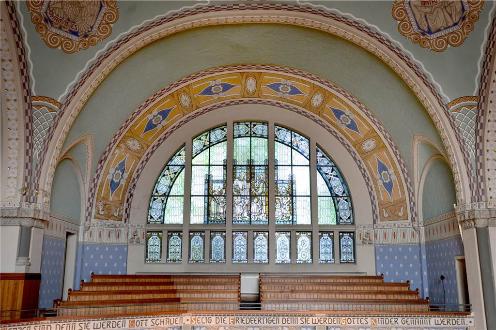 Ein Seitenfenster über der Galerie.