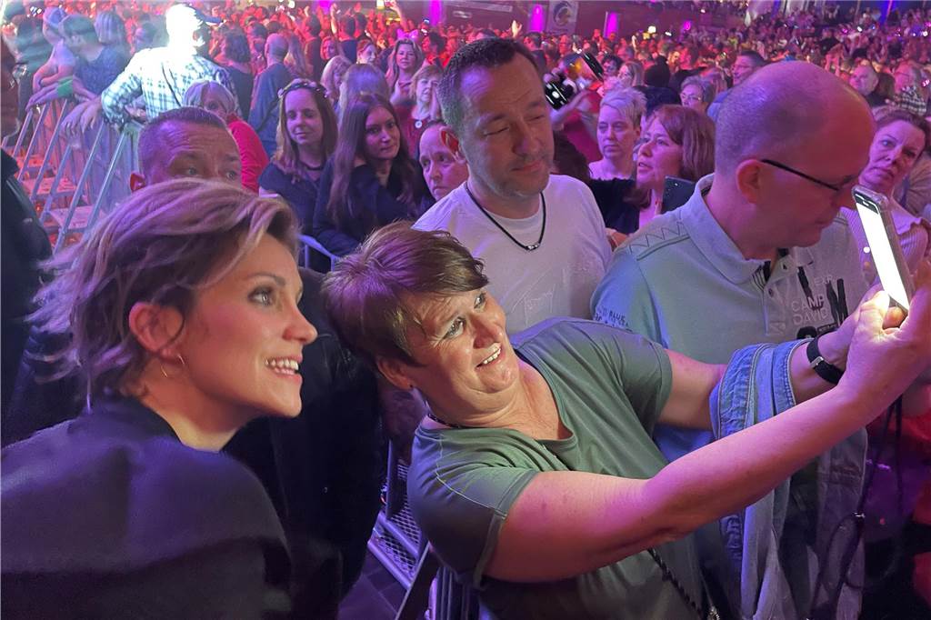 Solidarfonds feiert ausverkaufte Schlagerparty beim Debüt für Ben Zucker Ein Selfie mit Anna Maria Zimmermann: Für viele Schlager-Fans ging in der Europahalle ein Traum in Erfüllung.