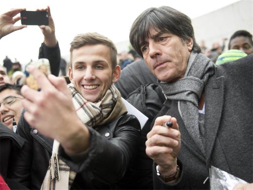 Fans feiern bei «Stars & Cars» die Mercedes-Weltmeister Ein Selfie mit dem Bundestrainer. Auch Joachim Löw (r) war bei der Mercedes-Show in Stuttgart. Foto: Daniel Naupold
