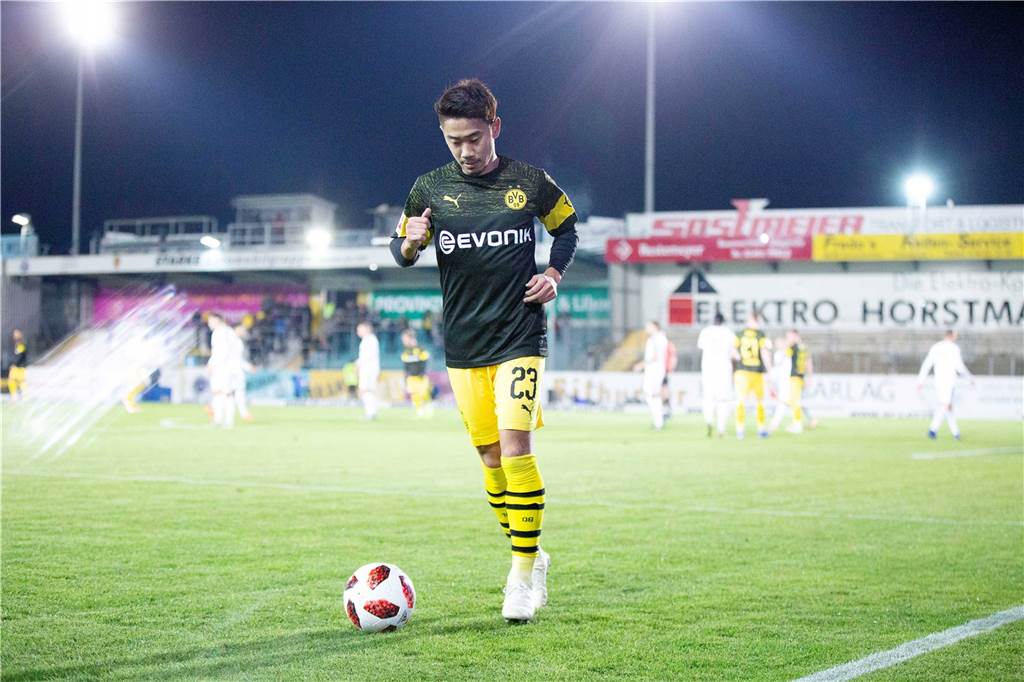 Shinji Kagawa will den BVB verlassen und sucht in Spanien die Nadel im Heuhaufen Ein seltener Anblick in der Hinrunde: Shinji Kagawa außerhalb des Trainingsplatzes am Ball. Beim 3:2-Testspielerfolg des BVB im November in Lotte legte Shinji Kagawa alle drei Dortmunder Tore auf.