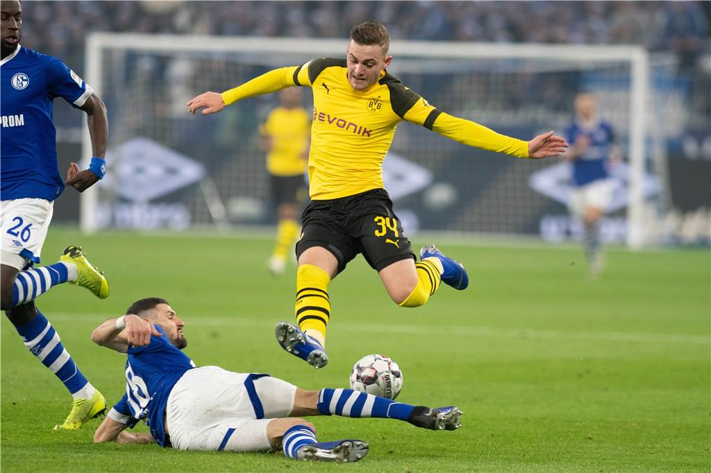 Vom BVB-Senkrechtstarter zum Bankdrücker - eine schwierige Saison für Jacob Bruun Larsen Ein seltenes Bild in dieser Saison: Jacob Bruun Larsen im Derby gegen den FC Schalke im Dezember 2018.