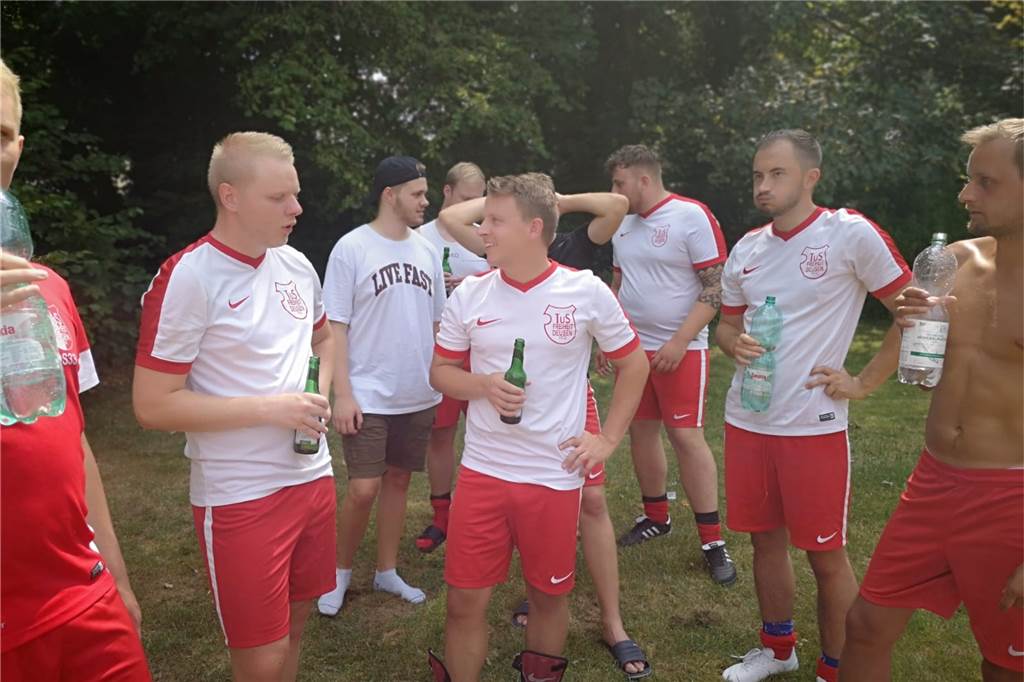 Schalke-Fans zum Umgrätschen – Kreisligist will Ex-BVB-Profi Großkreutz zu sich locken Ein seltenes Bild: Spieler der dritten Mannschaft des TuS Deusen mit Bier in der Hand.