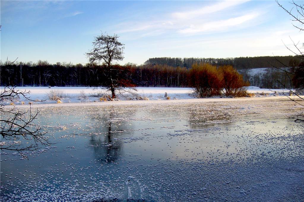 Ein seltenes Schauspiel der Natur: Die zugefrorene Ruhr fotografierte Michael Habinghorst im Januar 2009 am Wellenbad in Geisecke.