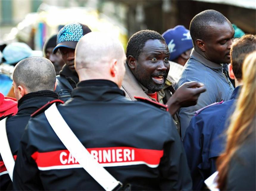 Rechtsextremer erschießt in Florenz zwei Afrikaner Ein senegalesischer Einwanderer schreit seine Wut über den Mord an zwei Landsleuten heraus. Foto: Carlo Ferraro
