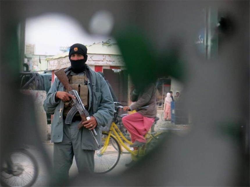 Mehr als 60 Tote bei Taliban-Angriff auf Kandahar-Airport Ein Sicherheitsbeamter bewacht eine Straße. Bei dem Überfall der Taliban auf den Flughafen Kandahar in Afghanistans sind nach offiziellen Angaben 61 Menschen getötet worden - darunter alle elf Angreifer. Foto: Muhammad Sadiq