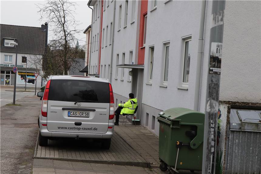 Sieben neue Coronafälle in den Häusern an der Harkortstraße Ein Sicherheitsdienst ist rund um die Uhr bei den vier Häusern an der Harkortstraße im Einsatz.