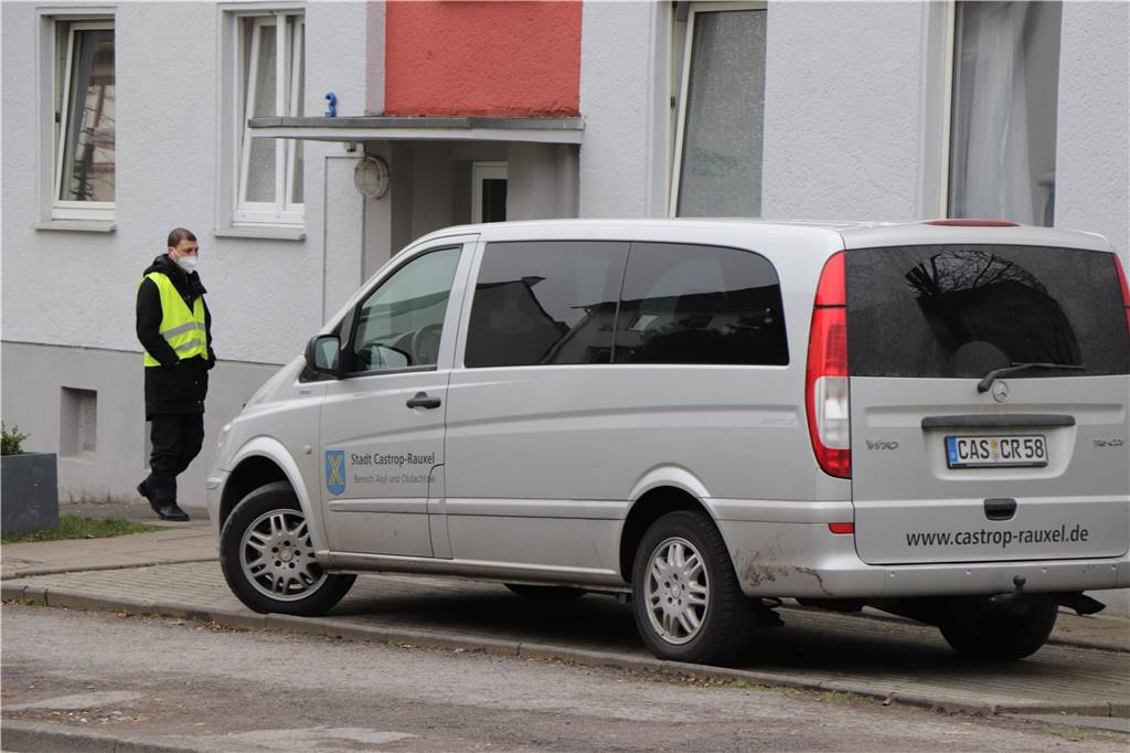 Person verschwand trotz Corona-Quarantäne aus Häusern an der Harkortstraße Ein Sicherheitsdienst und die Stadt Castrop-Rauxel schauen derzeit genau hin, wer die Häuser an der Harkortstraße betritt und verlässt.