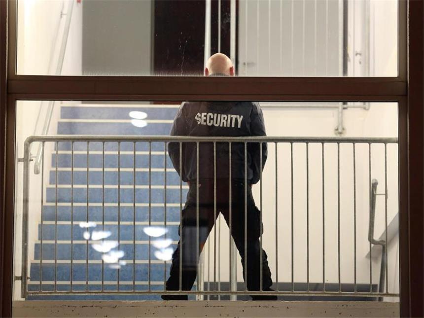 Job nicht erfüllt: Grund für fristlose Kündigung Ein Sicherheitsmann hat die Aufgabe, einen bestimmten Kontrollbereich zu überwachen. Erfüllt er diese Funktion nicht, kann ihn das den Job kosten. Foto: Jan Woitas
