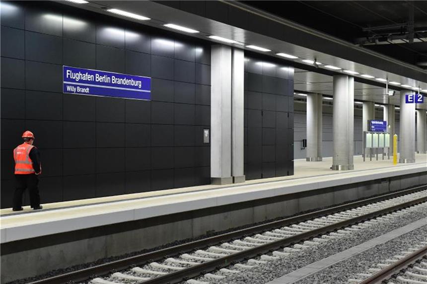 Letzte Genehmigung für Flughafen BER ist da Ein Sicherheitsmitarbeiter läuft durch den Bahnhof des Flughafens Berlin Brandenburg (BER). Foto: Bernd Settnik