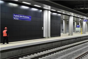 Ein Sicherheitsmitarbeiter läuft durch den Bahnhof des Flughafens Berlin Brandenburg (BER). Foto: Bernd Settnik
