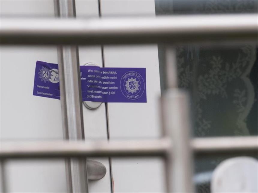 Familiendrama: Kinder mit Injektionen getötet? Ein Siegel der Polizei am Tatort in Arnsberg. Eine 44-Jährige soll hier ihre Töchter getötet haben. Foto: Bernd Thissen