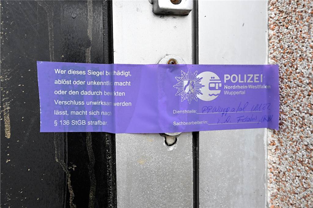 Hunderte Polizisten durchsuchen Wohnungen in NRW Ein Siegel der Polizei klebt über dem Schloss einer Tür zum Vereinsheim der Rockergruppierung "United Tribuns".