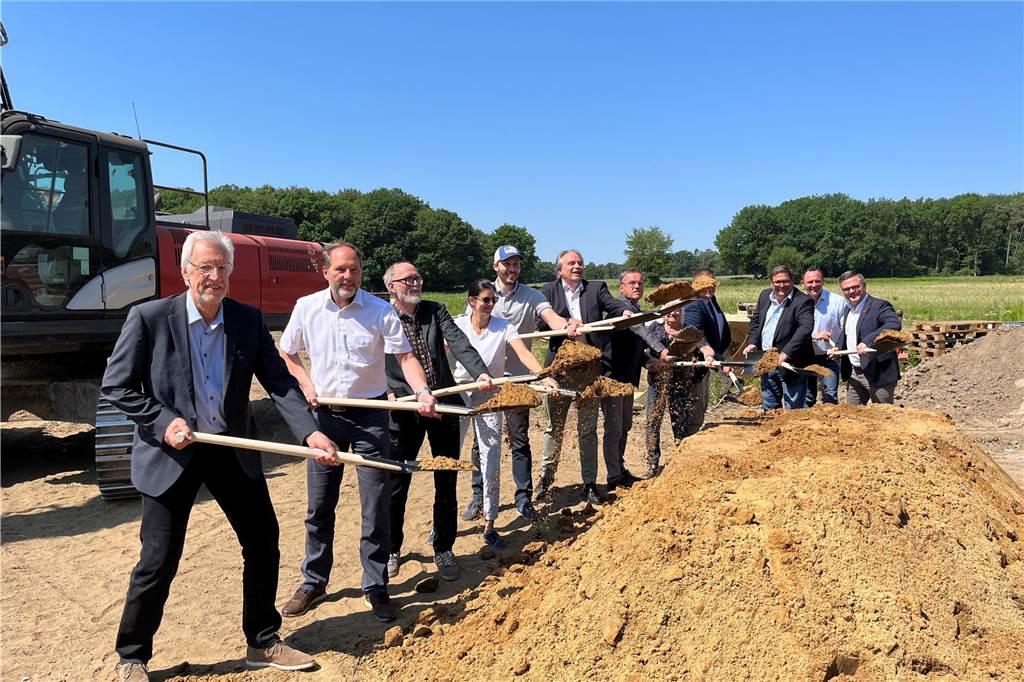 Erster Spatenstich am Nesberg: Hausbau kann im Frühjahr beginnen Erster Spatenstich im Baugebiet Nesberg