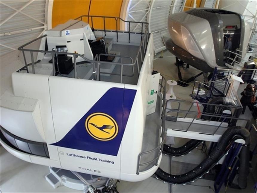 Lufthansa startet ins A380-Zeitalter Ein Simulator für den A380: Die Lufthansa hatte zuvor das Simulator-Training für das neue Großraumflugzeug offiziell gestartet.