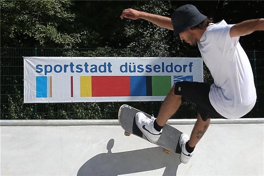 Deutschlands größter Skatepark öffnet in Düsseldorf Ein Skater fährt mit seinem Skateboard im neuen Skatepark in Düsseldorf. Foto: David Young