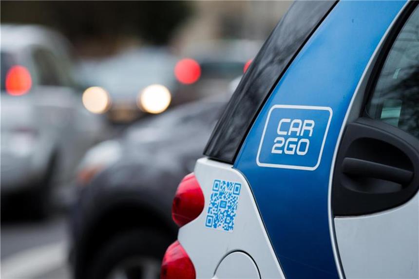 Daimler und BMW legen Carsharing zusammen Ein Smart des Carsharing-Unternehmens Car2go steht am Straßenrand. Foto: Rolf Vennenbernd