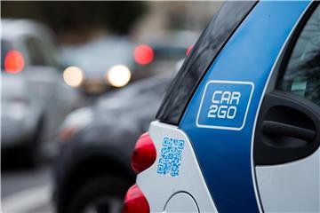 Ein Smart des Carsharing-Unternehmens Car2go steht am Straßenrand. Foto: Rolf Vennenbernd