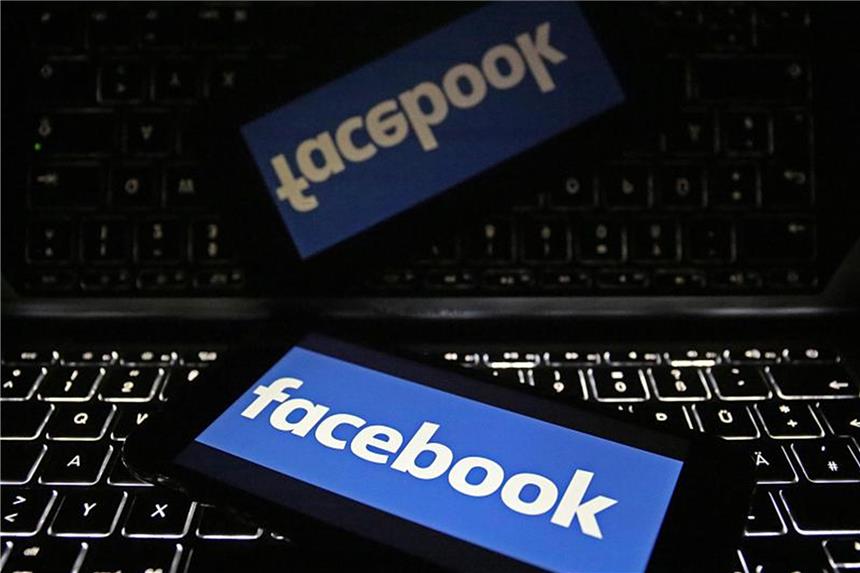 Ein Smartphone mit dem Logo von Facebook liegt auf einer Tastatur. Foto: Oliver Berg/Archiv