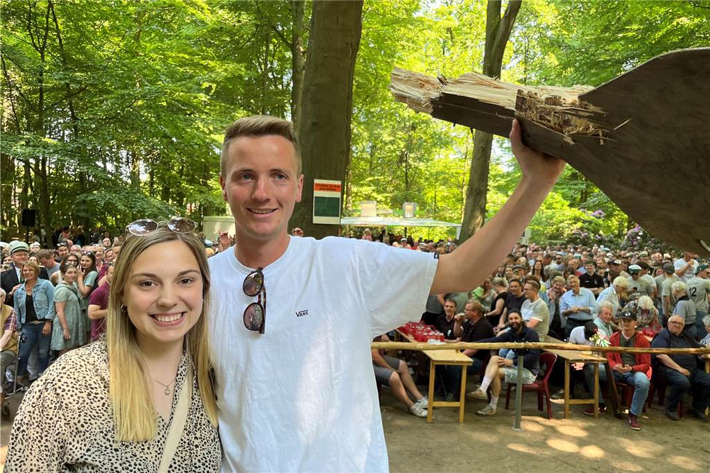 Ein so großes Vogelstück durfte kaum ein König bislang in die Höhe recken.