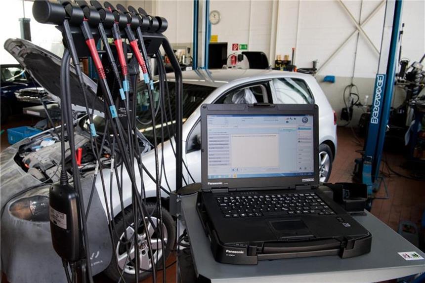Ein Software-Update wird auf einen Volkswagen Golf mit einem 2,0-Liter-Dieselmotor geladen. Foto: Julian Stratenschulte