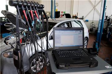 Ein Software-Update wird auf einen Volkswagen Golf mit einem 2,0-Liter-Dieselmotor geladen. Foto: Julian Stratenschulte