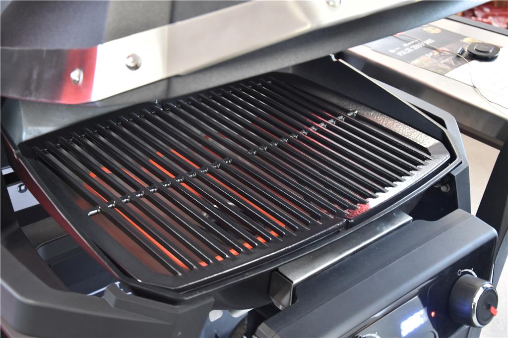 Ein sogenannter Smart-Grill hält die Heizstäbe konstant auf der eingestellten Temperatur, auch wenn man die Haube einmal öffnet. Mit integrierten Temperaturfühlern kann man auch die Fleischtemperatur kontrollieren.