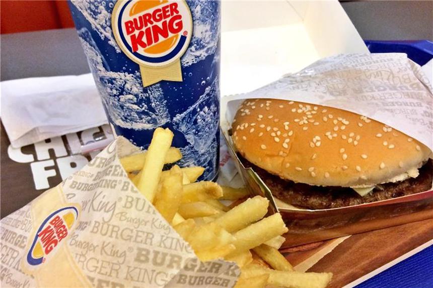 Burger King plant 300 neue Restaurants Ein sogenanntes Whopper-Menü mit Pommes Frites und Getränk auf dem Tisch einer Burger King-Filiale. Foto: Jan Woitas