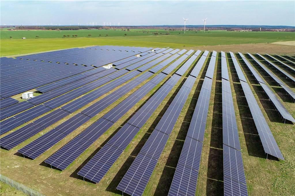 Castrop-Rauxels neunte Windkraftanlage: Hier könnte sie gebaut werden Ein Solarpark auf einer Freifläche östlich von Berlin. Vielleicht gibt es in Bladenhorst bald auch so eine Anlage.